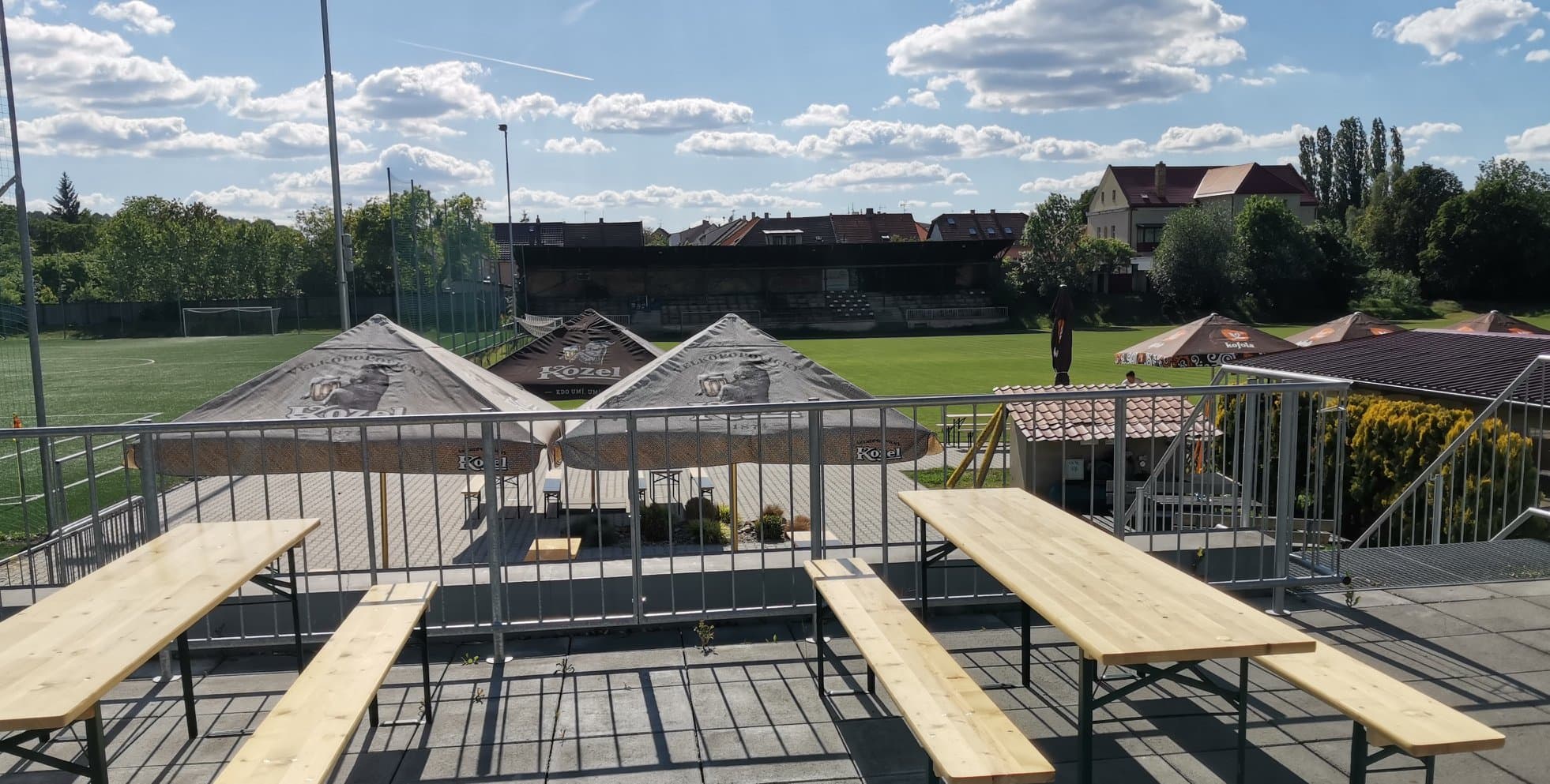 Terasa s výhledem na hřiště